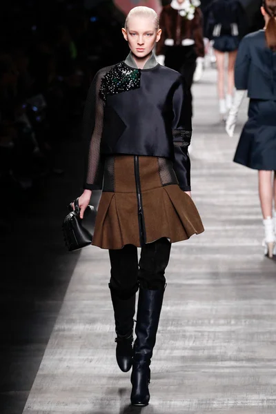 Look 16